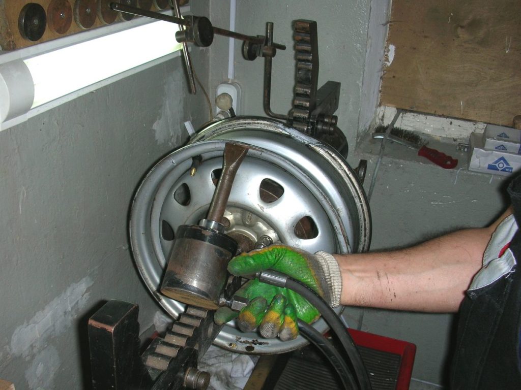 Правка стальных колесных дисков