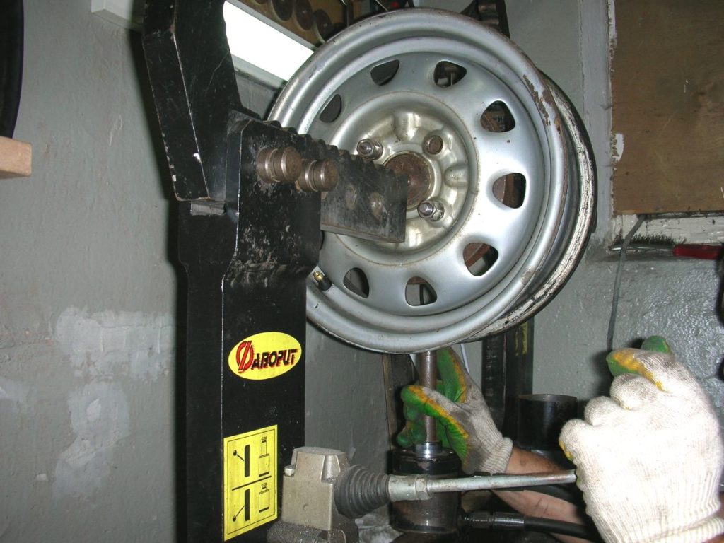 Правка стальных колесных дисков